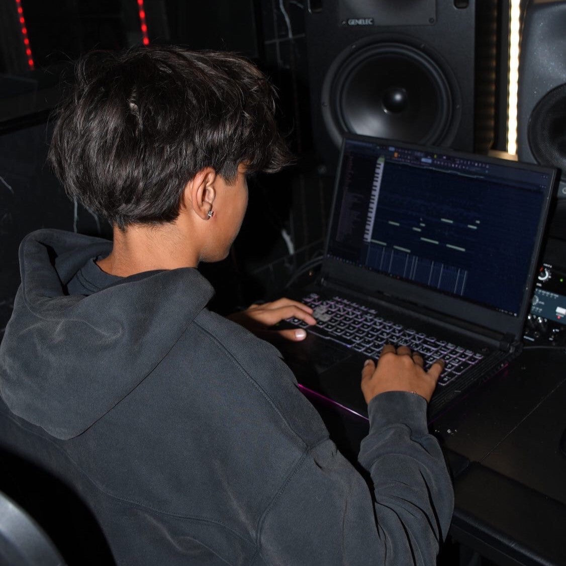 Alt image